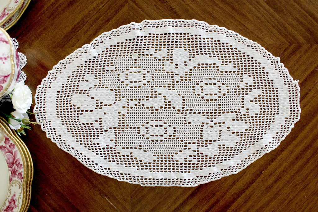Crochet Doily, Crocheted Placemat, White Vintage Linens 15244