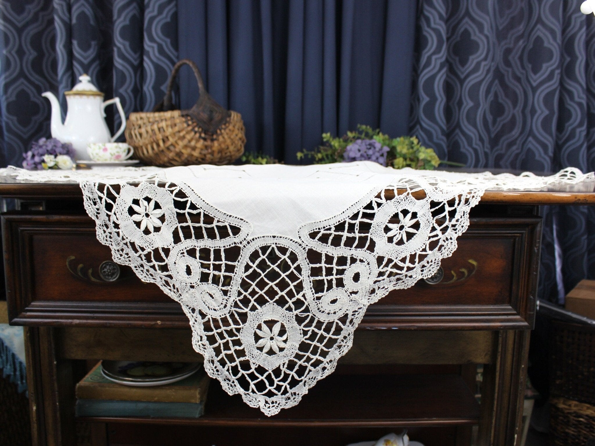 English Bedfordshire Bobbin Lace | Drawn Linen Tablecloth 18314