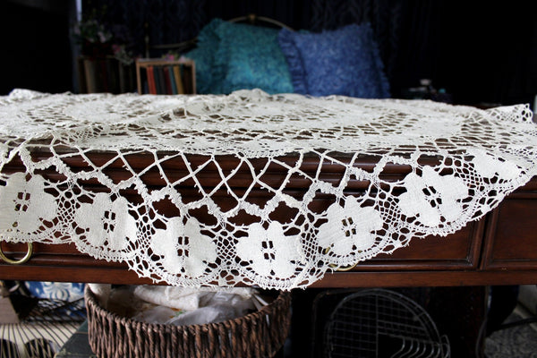 English Bedfordshire Bobbin Lace Table Cloth, Small Handmade Tablecloth, Light Ecru 16028 - The Vintage TeacupTablecloths