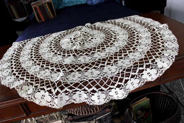 English Bedfordshire Bobbin Lace Table Cloth, Small Handmade Tablecloth, Light Ecru 16028 - The Vintage TeacupTablecloths