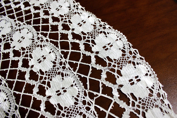 English Bedfordshire Bobbin Lace Table Cloth, Small Handmade Tablecloth, Light Ecru 16028 - The Vintage TeacupTablecloths