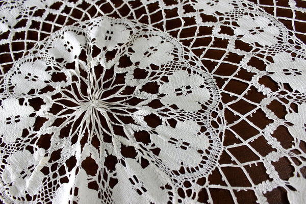 English Bedfordshire Bobbin Lace Table Cloth, Small Handmade Tablecloth, Light Ecru 16028 - The Vintage TeacupTablecloths