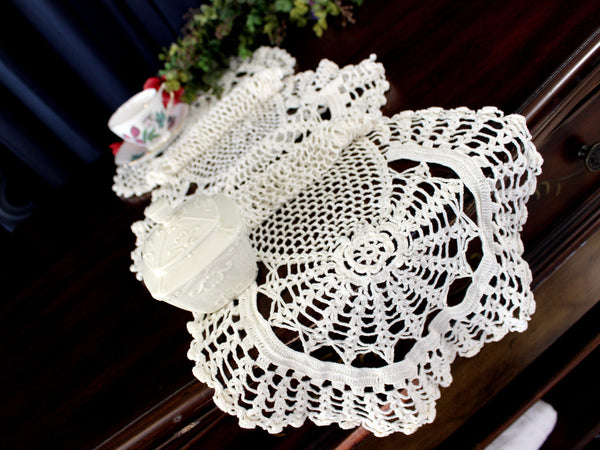 Crocheted Runner, Handmade Pale Cream Table Runner, Vintage Table Scarf, Handmade Table Linens 18082
