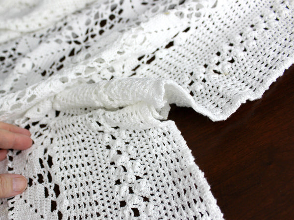 Crocheted Table Cloth, Handmade White Chunky Yarn Tablecloth 18403