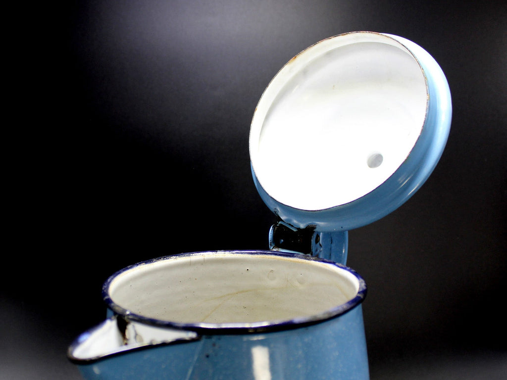 https://thevintageteacup.us/cdn/shop/products/large-vintage-blue-speckle-enamelware-granite-ware-coffee-pot-hinged-lid-14240antique-vintagethe-vintage-teacup-772684_1024x1024.jpg?v=1682009699