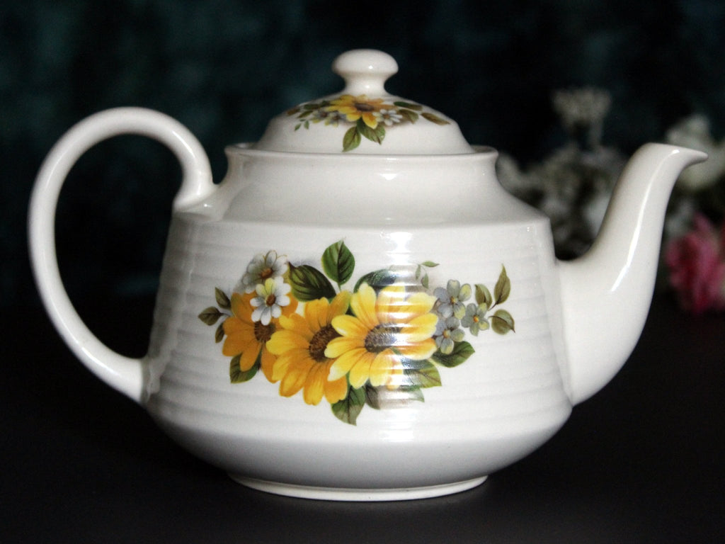 https://thevintageteacup.us/cdn/shop/products/sadler-3-4-cup-teapot-vintage-sadler-tea-pot-made-in-england-jteapotsthe-vintage-teacup-213091_1024x1024.jpg?v=1682009958