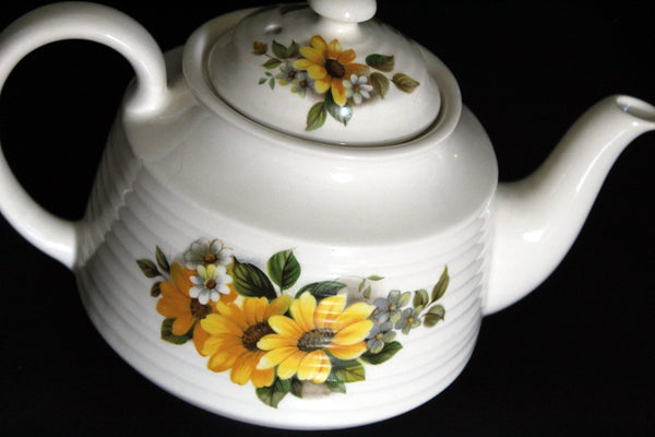 Sadler 3-4 Cup Teapot, Vintage Sadler Tea Pot, Made in England -J - The Vintage TeacupTeapots