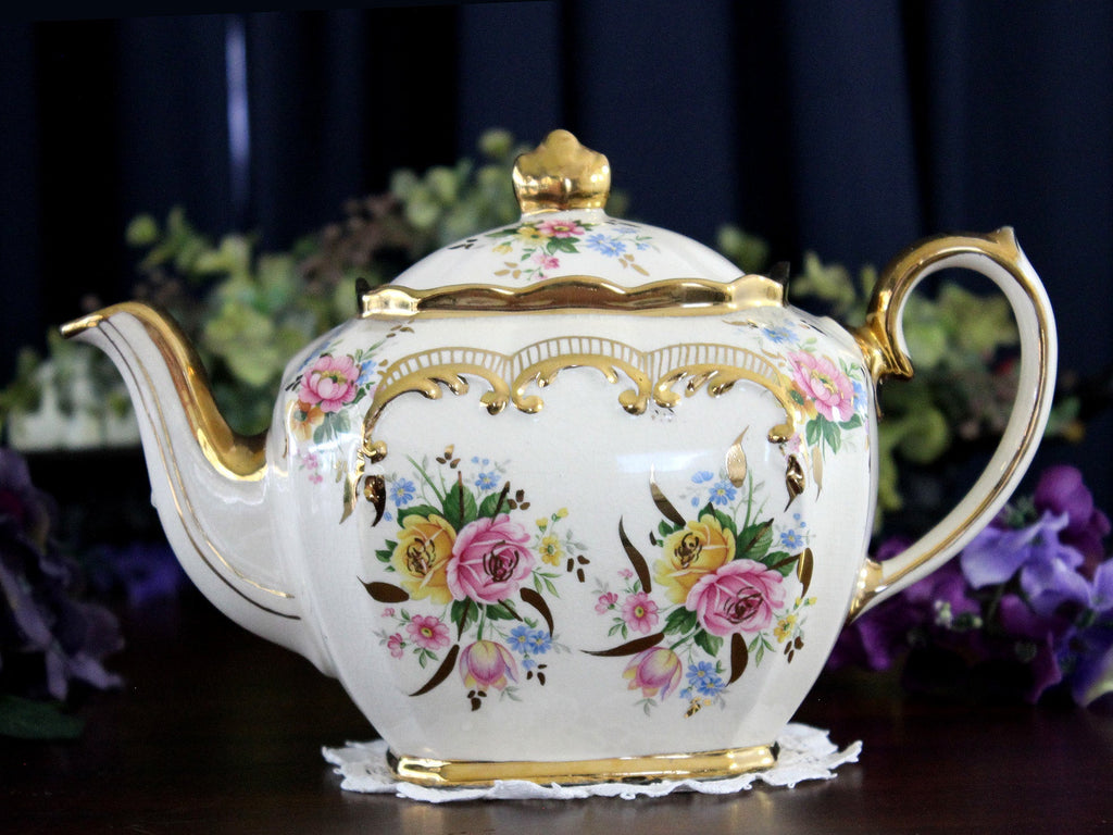 https://thevintageteacup.us/cdn/shop/products/sadler-cube-teapot-cabbage-roses-transferware-1930s-sadler-tea-pot-17819teapotsthe-vintage-teacup-328261_1024x1024.jpg?v=1682009966