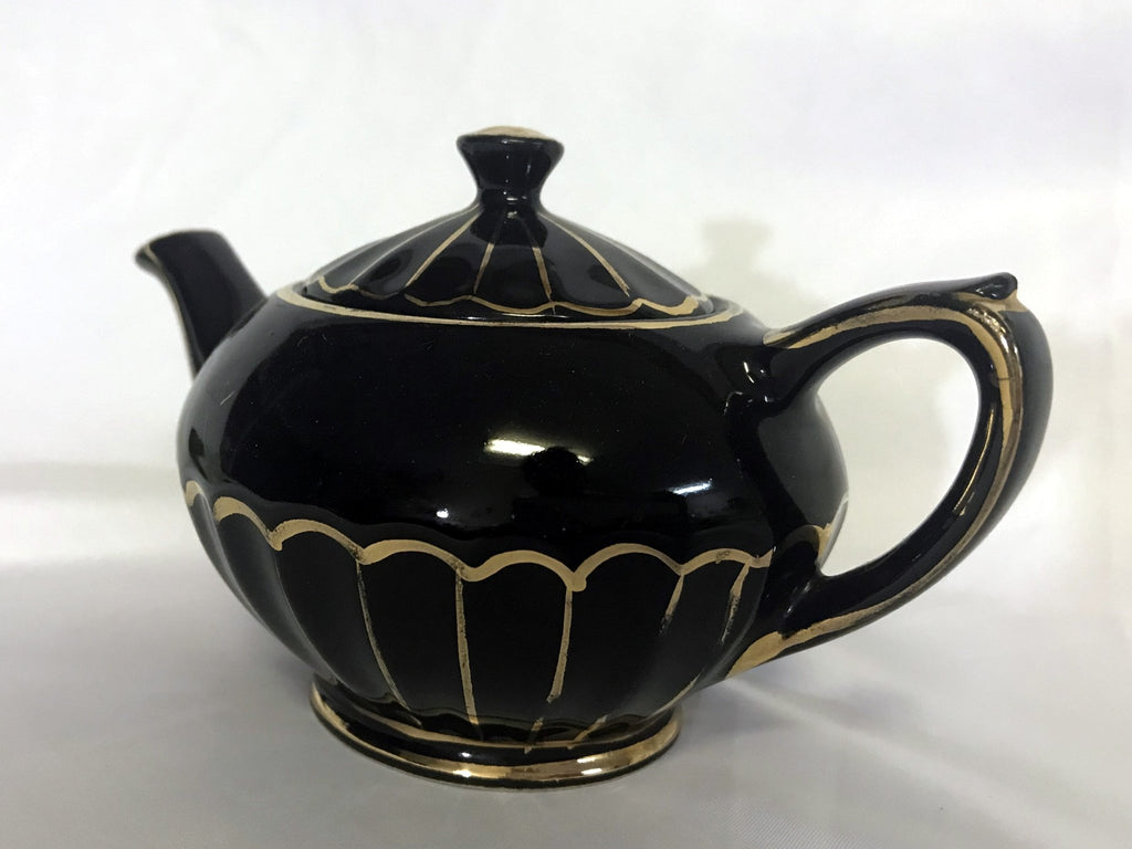 https://thevintageteacup.us/cdn/shop/products/single-serve-sadler-teapot-vintage-tea-pot-black-one-cup-tea-pot-english-teapots-kteapotsthe-vintage-teacup-164825_1024x1024.jpg?v=1682010001