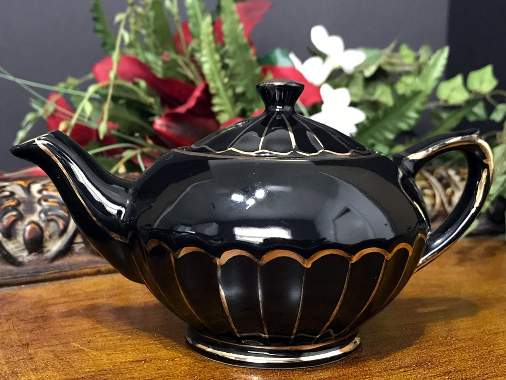 https://thevintageteacup.us/cdn/shop/products/single-serve-sadler-teapot-vintage-tea-pot-black-one-cup-tea-pot-english-teapots-kteapotsthe-vintage-teacup-328436_1024x1024.jpg?v=1682010001