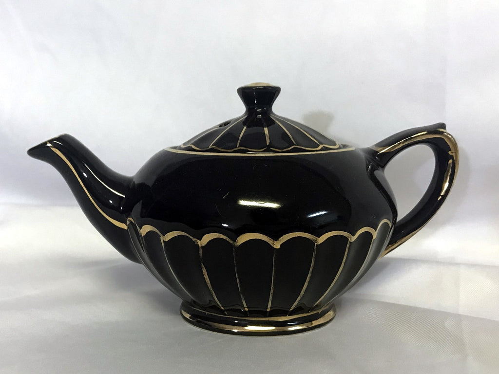 https://thevintageteacup.us/cdn/shop/products/single-serve-sadler-teapot-vintage-tea-pot-black-one-cup-tea-pot-english-teapots-kteapotsthe-vintage-teacup-467374_1024x1024.jpg?v=1682010001