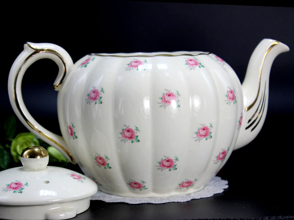 https://thevintageteacup.us/cdn/shop/products/vintage-teapot-gibsons-melon-shaped-tea-pot-pink-rosebud-chintz-4-cup-capacity-14217teapotsthe-vintage-teacup-774273_1024x1024.jpg?v=1682010135